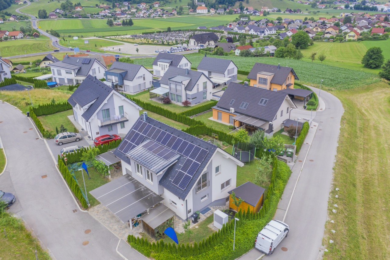 Panneaux solaires photovoltaïques en Suisse en 2022 : avantages et inconvénients !