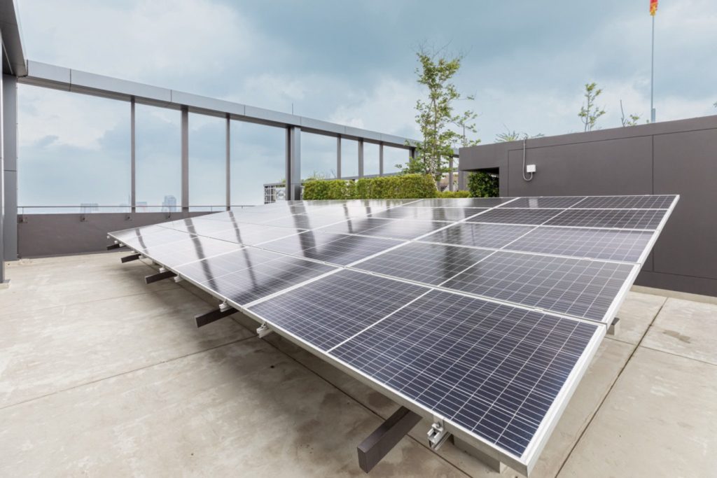 Orientation et inclinaison des panneaux solaires en Suisse en 2025 : que faire si votre toit n’est pas optimal ? 1 L'installation de panneaux solaires au sol est une bonne alternative en Suisse lorsque toit d'une maison n'est pas compatible.